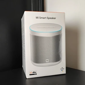 Högtalare smart speaker - Mi smart speaker fortfarande i inplastad förpackning, helt ny. Orginalpris 599kr jag säljer för 250kr, kan hämtas i Uppsala (frakt 99kr)