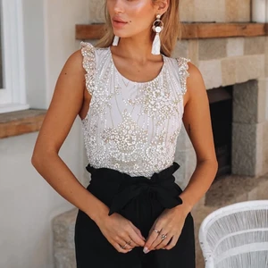 Body med öppen rygg strl XS - SUPERFIN body med öppen rygg och snörning, strl xs. Helt ny, endast testad. Säljes då den dessvärre inte kommit till användning. Nypris US$67.00. Perfekt till nyår!✨