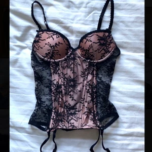 Korsett - Superfin korsett som jag köpte från en annan tjej på plick. Endast använd en gång på halloween men kommer inte till användning mer. Ser så gott som ny ut. Skriv privat för fler bilder🥰 HÖGSTA BUD: 190kr + frakt