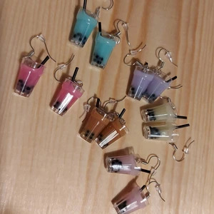 Örhänger normal storlek, olika fina färger - Örhänge normalt storlek med olika fina färger och speciell form, dem är då söta och fina Örhänge.Dem är nya och hema gjort. och dem ända som finns nu. Önska jag att ni bäställa gärna och testa dem och kommentera😊😇. Önska jag att tagga min sida till era vänner och familj😇🥰 tips jätte söta och ge en present till någon i jul🎅.och vi kan diskutera pris😊 ett par för 20 kr.