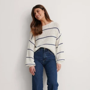 Randig tröja - Säljer en jätte fin randig tröja som är helt ny! Storleken på den är XXS men är väldigt mycket större i storleken så passar nog XXS-S. Den är köpt från Na-Kd för 249 kr. Kan både frakta och mötas upp. 🤎🤎