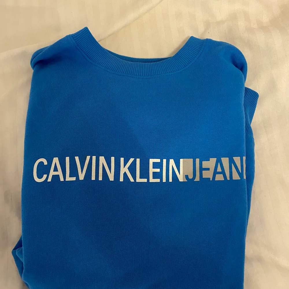 Supersnygg Calvin Klein tröja! Stl xs men passar även S! Köparen Står för frakt . Hoodies.