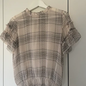 Rutig topp från Neo Noir - Superfin, lite see through topp från Neo Noir som knappt har används