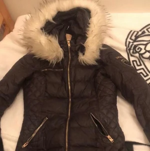 Rock and blue jacka stl 36  - Den är brun men ser mer svart ut den e nästan helt ny 