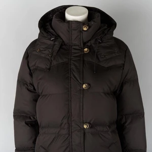 Mörkbrun boomerang Jacka XXS - En mörkbrun boomerangjacka strl XXS modell Alexandra down jacket. Den är i fint fluffigt skick. Den har repor under ena fickan och en liten repa precis under boomerang märket på armen. Inget jag tänkt på förens när jag skulle fota jackan :) den är sparsamt använd &säljer då den är för liten. . Nypris ca 5000kr säljer för 950 eller högtsbjudande. Hämtas i Segeltorp eller postas mot fraktkostnad. kanske har en extra päls att köpa till (äkta) saknar ”låsflärparna” som ska sitta på snöre vid luvan. 