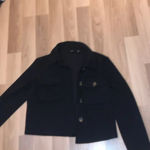 Mjuk jacka  - Svart jacka i skönt tyg med knappar. Från vero Moda 