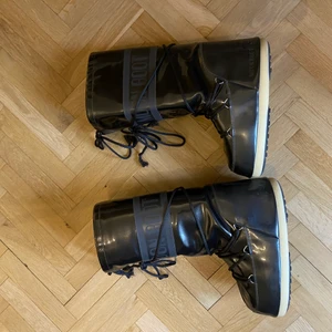 Moon boots - Säljer mina moon boots som är använda 1 gång. Storlek 39/41. Svarta/grå