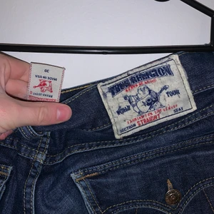 True Religion jeans - Mörka Trueisar med straight fit. Riktigt feta till tjejer o killar passar typ 30/31 i waisten