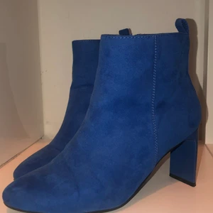 Skor - Blåa skor, med klack, använda 1 gång ✨Frakt +110kr✨ 