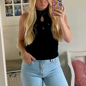 Linne - Säljer ett linne med paljetter. Sitter som en S-M. Såå fint!! Köpare står för frakt🤠