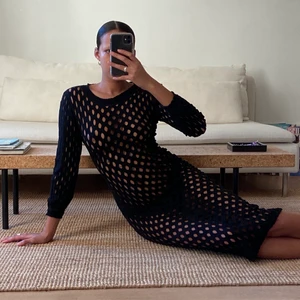 Stickad klänning  - Svart, stickad klänning med hål-mönster över hela. Oooootrolig på som ni ser!