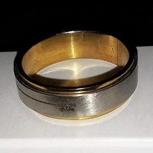 Ring - Lånade bilder ❕Ball ring köpt här på plick för inte mer än en vecka sen, passade tyvärr inte 😵😵 silver och guld med ett litet dödskallemotiv >