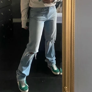 Zara jeans  - Säljer dessa jeans från zara, fint skick! Storlek 36, sitter stort på mig som har storlek 34 