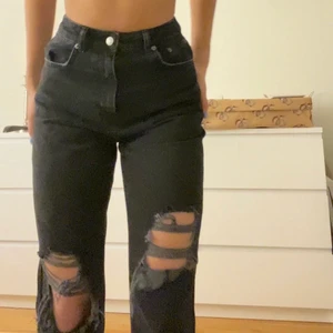 Jeans från NA-KD strl 32 - Jag är 172 och de sitter perfekt på mig. Går även att klippa om de skulle vara för långa💗