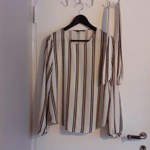 SHEIN BLUS STRL M - Fin randig blus i STRL M från SHEIN, hel & fin. Djur & rökfritt hem 