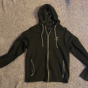 Hummel Tröja - Så fin , Använd rätt många gånger med det är inga hål eller något sånt det ser fortfarande ny ut , tvättas såklart innan om någon är intresserad av att köpa, Storlek M Betalning via swish!! 