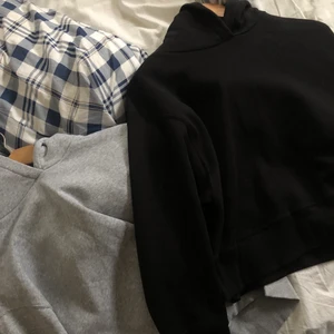 Grå och svart zara hoodie - Säljer mina knappt använda populära hoodies från zara😊 båda är i XL men dom är väldigt små i storleken så skulle säga de är en M möjligtvis liten L. Somsagt knappt anvönda så fint skick frtf💗💗 200kr styck 
