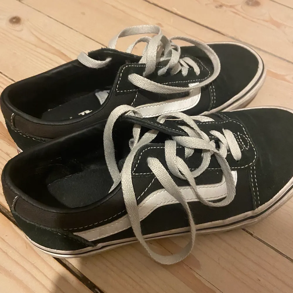 Säljer mina vans skor. Dom är använda och det syns en del men det gör att tvätta så blir dom typ som nya. Skriv om du vill ha fler bilder eller om du har någon fråga! Vill helst mötas upp i Linköping men går inte det står köparen för frakt :). Skor.