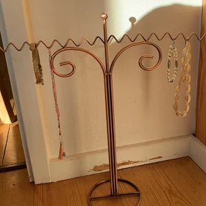 Smyckes hållare - Säljer denna super smidiga smyckes hållaren. Jag har 9 likadana hör av dig vid intresse. Köparen står för frakten ⭐️