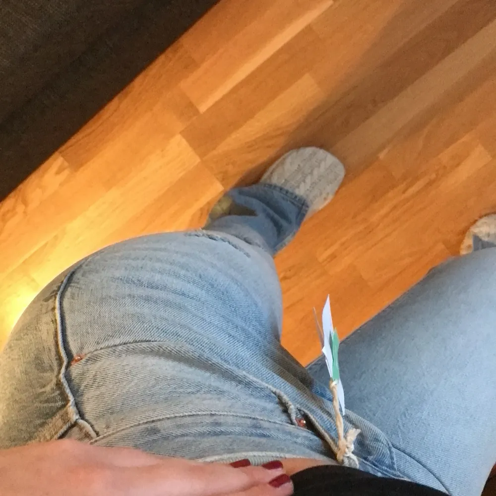 Snygga jeans helt nya lapp på, sälj pga kommer ej till användning. Slutsålda jeans som har slits på sidorna.💞💞. Jeans & Byxor.