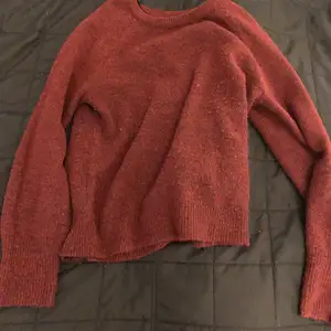 En röd stickad tröja från bikbok i använt skick. Kan mötas upp i Hässleholm eller Kristianstad.