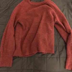 Röd stickad tröja - En röd stickad tröja från bikbok i använt skick. Kan mötas upp i Hässleholm eller Kristianstad.