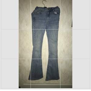 Säljer nu mina ljusblåa jeans som är ifrån ginatricot, alldeles för korta för mig passar nog nån runt 150-160 jättefina och ser ut som nya. 70kr+frakt om ni vill ha bättre bilder så är de bara att skriva!💗