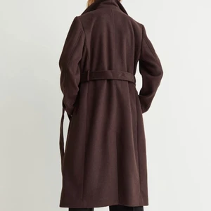 Brun kappa - Säljer min snygga kappa som är helt oanvänd  i storlek 42, jätteliten i storlek så passar mig som har 38 i vanliga fall! Slutsåld på h&m i denna storlek! Skriv pm för fler bilder eller frågor💕  