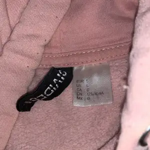 En rosa hoodie med text ”You glow girl”, materialet har blivit lite nopprigt. Inte används mer än 10 gånger. 