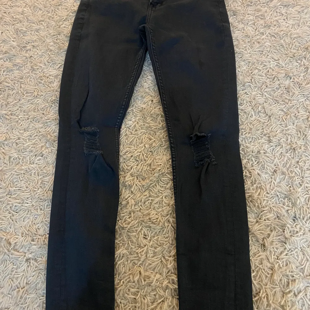 Mörk gråa byxor som är skinny jeans har storlek på xs och är tre månader gamla men har inte använd den så mycke. Jeans & Byxor.