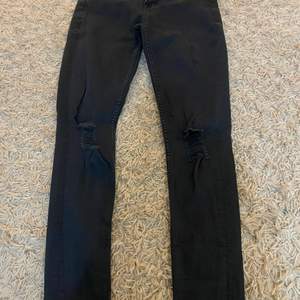 Mörk gråa byxor som är skinny jeans har storlek på xs och är tre månader gamla men har inte använd den så mycke