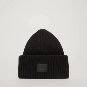 Acne mössa svart (sälja eller byta)  - Acne studios mössa svart (storlek one size)                          Säljer direkt för 800. Kan även tänka mig att byta mot en grön eller blå. Den är köpt tidigare iår och i bra skick. 