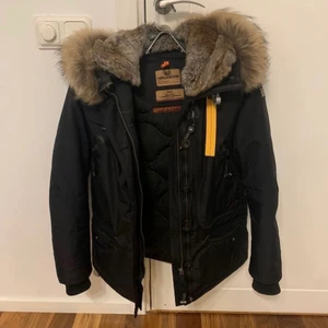 Parajumpers Doris Masterpiece W black - Jackan passar S/M. Använd 3-4 gånger. Köpt för 5000, nypris 4500kr. Ganska bra skick. 