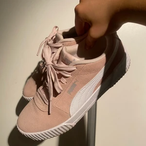 Puma sneakers - Snygga mocka sneakers i ljusrosa från puma, storlek 39 men passar mig som har 38-38,5 oxå, använt men bra skick, inte använt dom mer än 3 gånger och de är impregnerade 