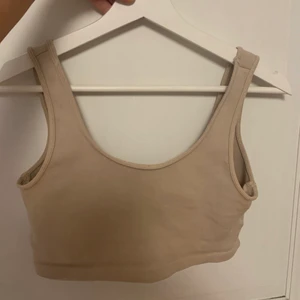 Beige topp - Säljer denna beigea toppen från Gina tricot då den är för liten för mig, de är bra kvalitet och tjockt tyg. Köparen står för frakten 🤍🤍