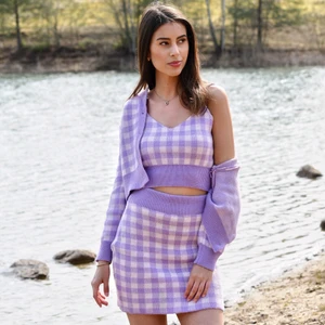 Isabel three piece knit set  - Ett jätte mjukt och fint stickat set i nyskick bestående av 3 delar. En kjol, topp samt kofta. Den första bilden är min egna medan de andra två bilderna har jag lånat ifrån sidan jag skaffade setet ifrån. Plaggen är i onesize och jag skulle säga att det passar storlek Xs-Medium ☺️ Jag gör ett undantag på detta set och står för frakten. 💜 
