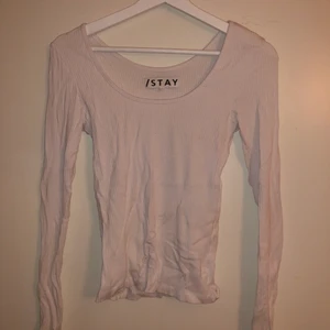 Vit tröja - Tajt ribbad tröja från Carlings STAY. Passar till allt. Nypris 249 kr. Väldigt stretchigt och skönt material.