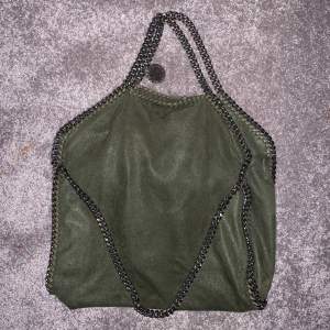 Oliv/militär-grön Stella McCartney väska med silver kedjor i fint skick!