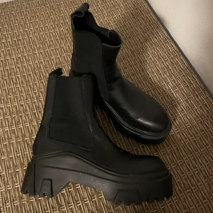 ZARA BIKERBOOTS MED RÄFFLAD SULA - Boots köpta förra året, knappt använda. Storlek 37, passar 38. Nypris 1200