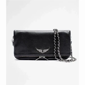 Zadig & Voltaire väska  - Zadig & Voltaire handväska i den normala storleken (inte den mindre), nypris 3265kr. Köpt i Zadigbutiken i Stockholm, kvitto, dustbag + påse medföljs. Använt men fint skick, lite silverfärg från märke och kedjor har försvunnit, men det är inget som syns om man inte kollar noga.⭐️ Möts upp på Fridhemsplan eller fraktar spårbart (66kr). 