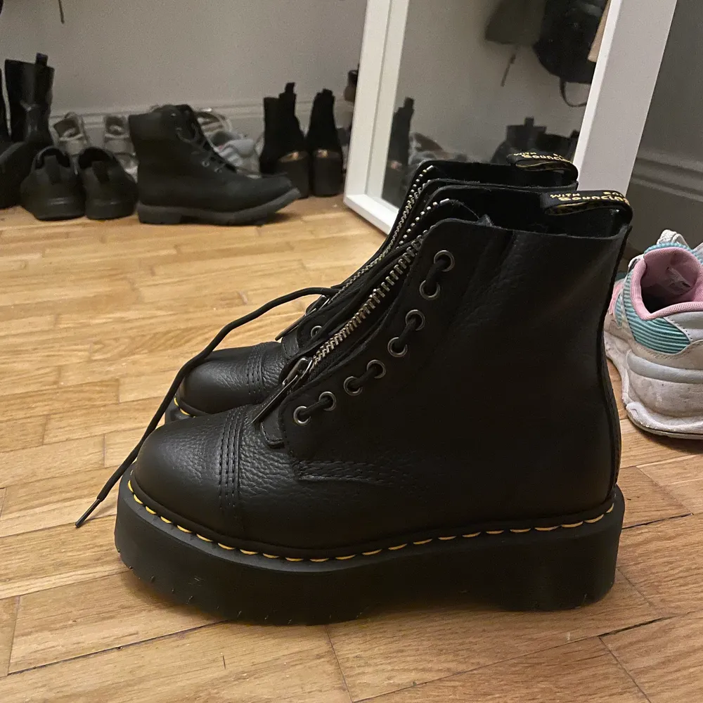 Säljer mina Dr Martens som bara blivit använda 3 gånger, mycket fint skick. Ansvarar inte för postens slarv  nypris : 2400 kr. Skor.