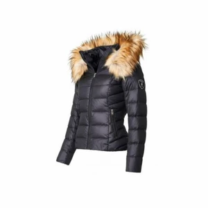 Rock and blue jacka storlek 34 - Hej säljer denna jackan från rock and blue i storlek 34.  Jackan är i jätte bra skick och ser nästan som ny ut.  Köptes för cirka 2850kr Pälsen är äkta och är avtagbar. Den är använd 1 vinter några gånger  Vid intresse kan jag skicka flera bilder och mötts upp i Stocholm eller fraktar. Kan även tänka mig att gå ned i pris vid snabb affär❤️☺️