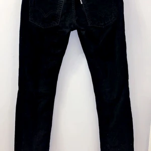 Levi’s byxor - Ett par trendiga Levi’s byxor i Manchester material. Storleken är 28/32. 