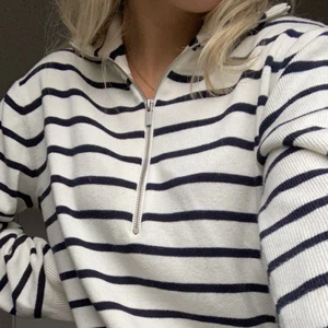 Randig tröja  - Randig tröja. Strl S. Använd fåtal gånger. Köpt för 400kr🤍🤍