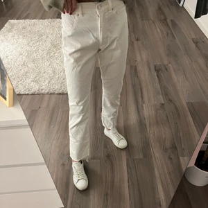 Nakd jeans - Vita ankellånga jeans från NA-KD, aldrig använda. Storlek 32. Pris 80kr+ frakt