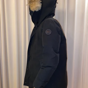 CANADA GOOSE JACKA; M - Canada goose dun jacka, svart, äkta päls, endast använd 1 vinter varsamt. 