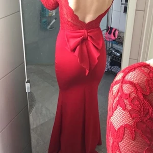 Balklänning - Jätte jätte fin röd balklänning. Jag är 172 lång och har storlek 36 vanligast!. Använd en gång på min bal så säljer den då den inte kommer användas igen. Skönt material och väldigt fint sydd. ❤️‍🔥