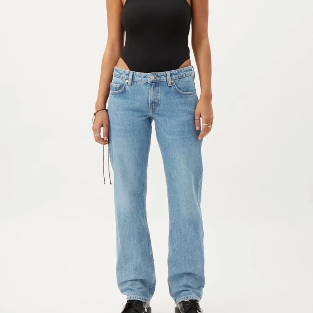Så snygga jeans från weekday i modellen Arrow, säljer då de tyvär inte passar längre. Nypris: 500kr. Jeans & Byxor.