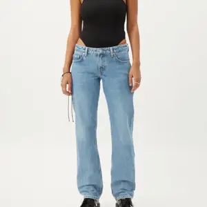 Så snygga jeans från weekday i modellen Arrow, säljer då de tyvär inte passar längre. Nypris: 500kr