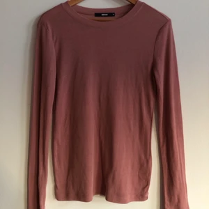 Tröja M - Simpel långarmad tröja i vacker rosa färg. 
